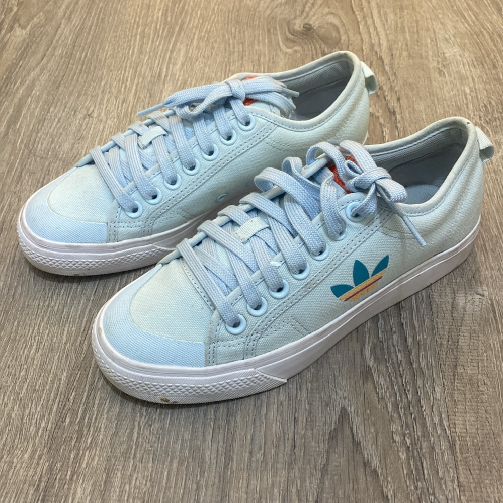 Adidas • SZ. 7 women